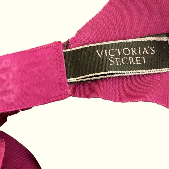Victoria Secret Push Up Bra with front jeweled V. Size 34C
C - Picture 9 of 9